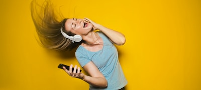 玩家部落社区内体育爱好者热烈讨论互动场景